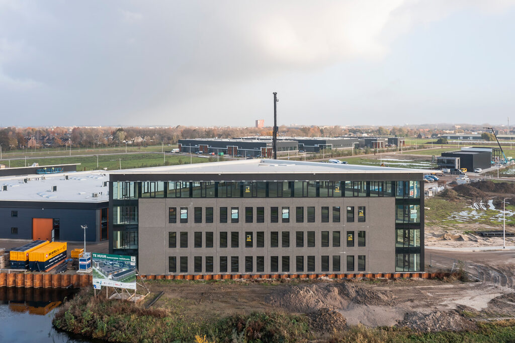 Nieuw kantoorgebouw aan de Kringloopweg in aanbouw op een bedrijventerrein.