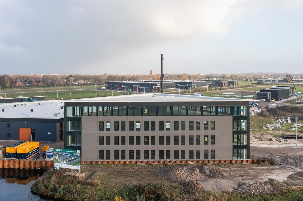 Nieuw kantoorgebouw aan de Kringloopweg in aanbouw op een bedrijventerrein.