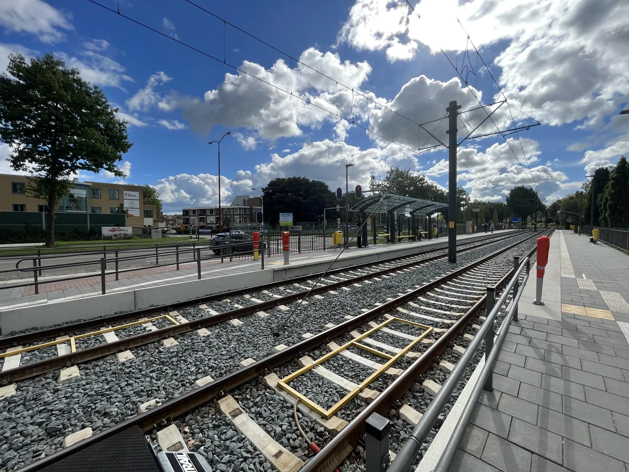 Tramhalte Zoutkamper Schans met dubbele sporen en perrons onder een deels bewolkte hemel.