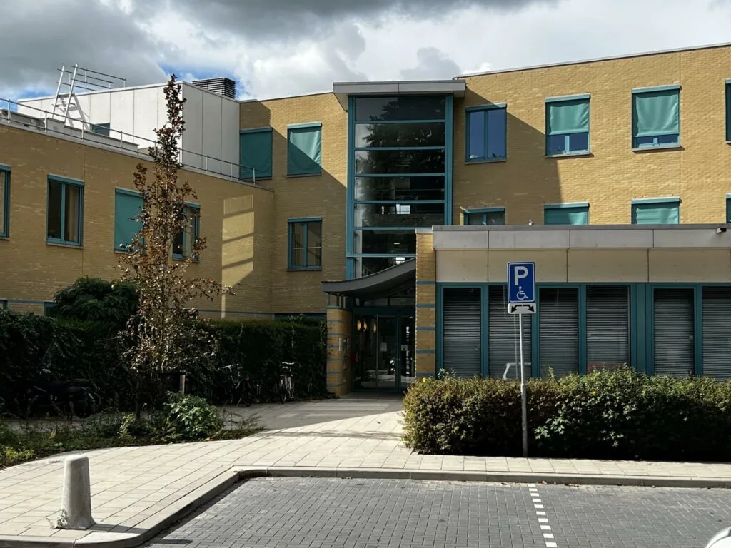 Vooraanzicht van het gebouw Zoutkamperschans met een gehandicaptenparkeerplaats op de voorgrond.
