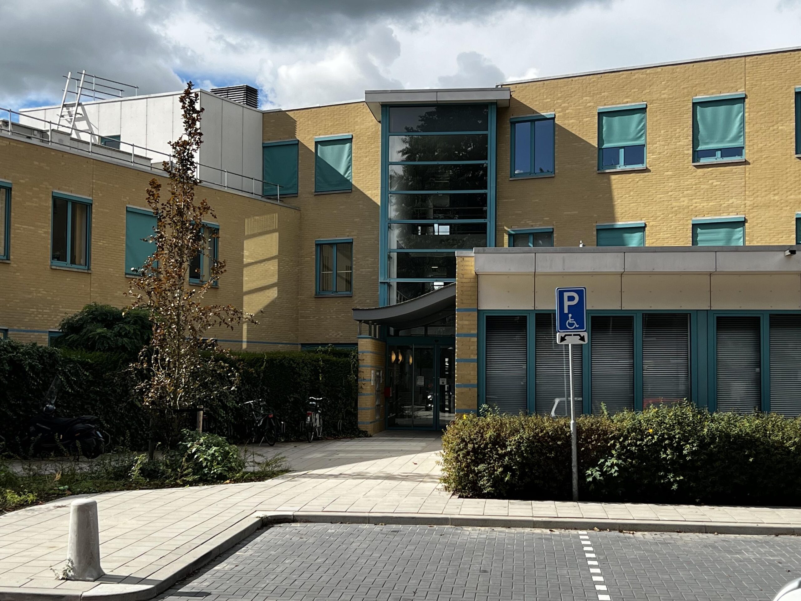 Vooraanzicht van een modern gebouw met parkeerplaats voor gehandicapten bij Zoutkamperschans.