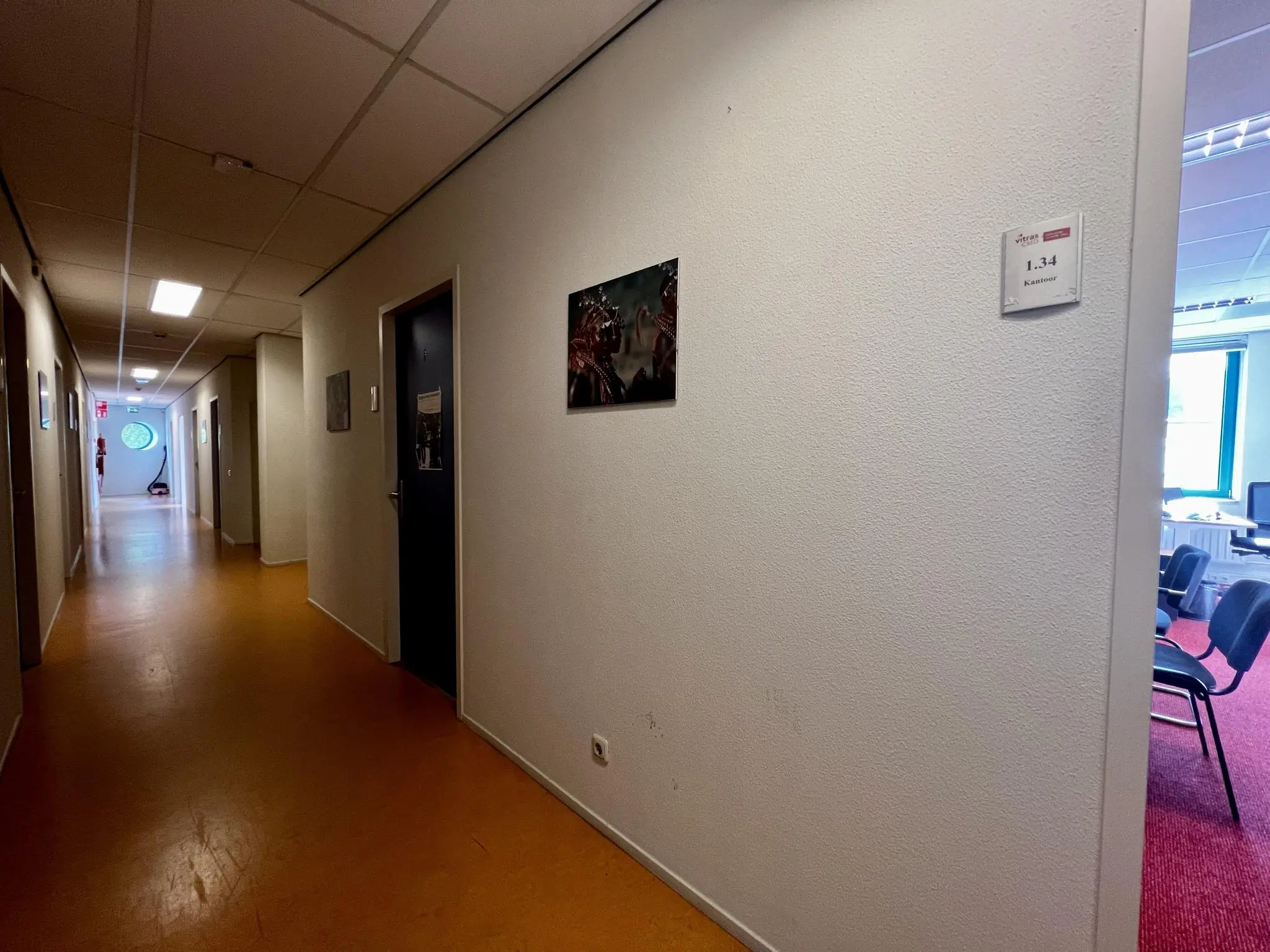 Gang in zorg- of kantoorgebouw met kamer 1.34 'Kantoor' bij Zoutkamper Schans.