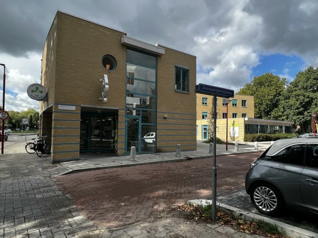 Straatbeeld met het gebouw van Apotheek Voreeststede aan de Zoutkamperschans.