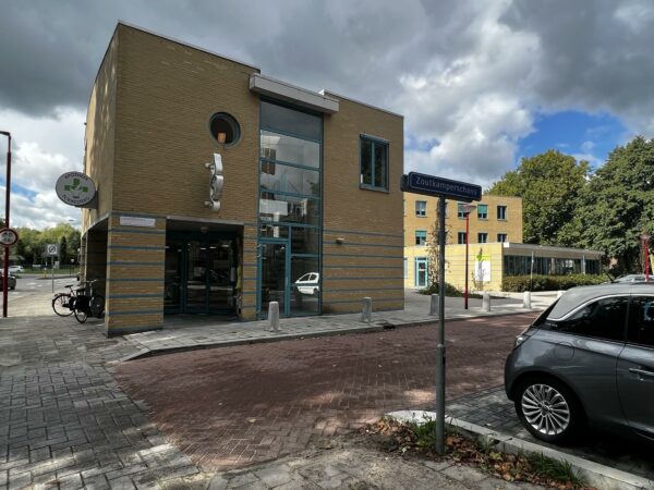 Straatbeeld met het gebouw van Apotheek Voreeststede aan de Zoutkamperschans.