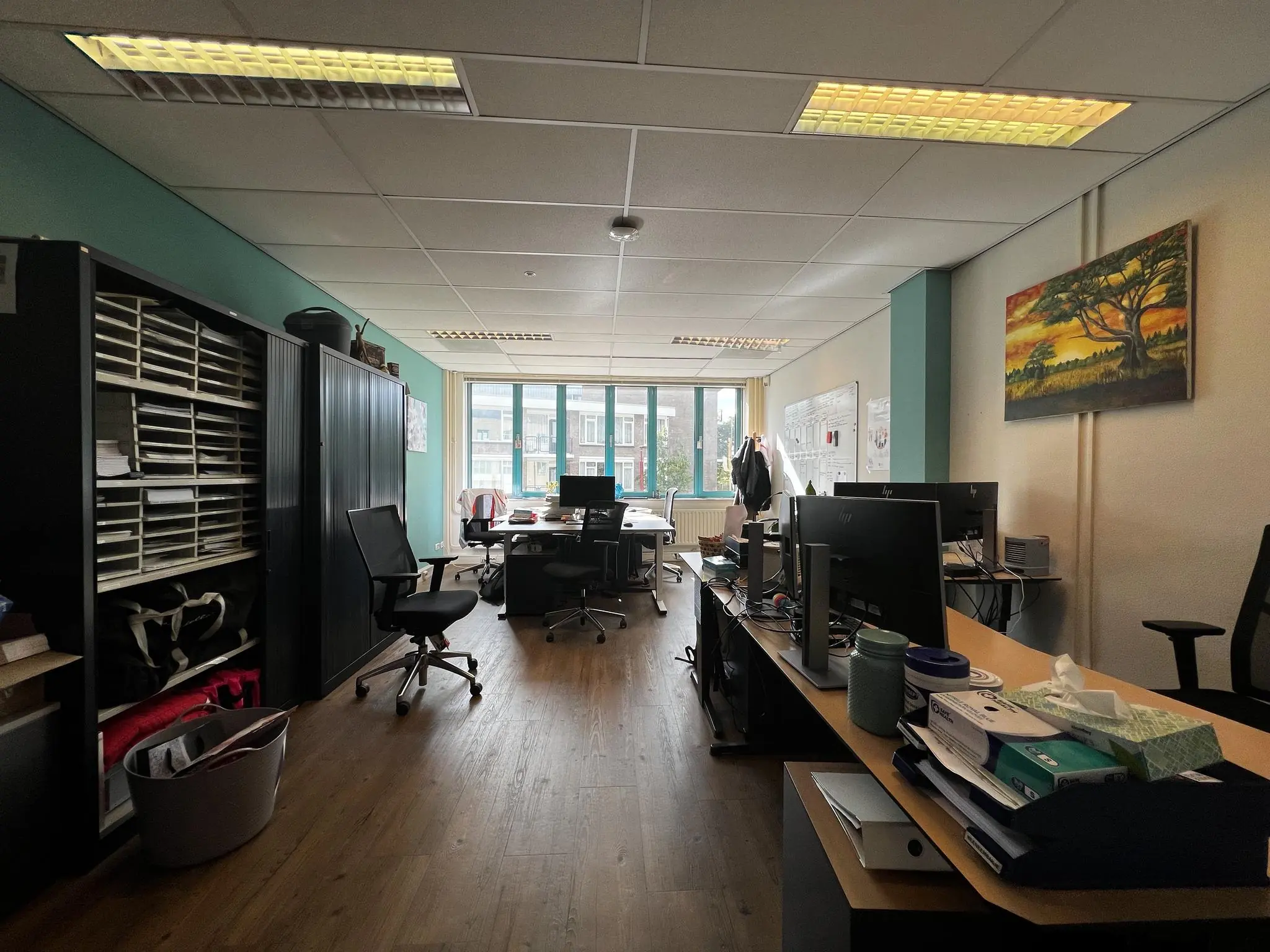 Kantoorruimte in het gebouw Zoutkamper Schans met meerdere werkplekken, computers en opbergkasten.