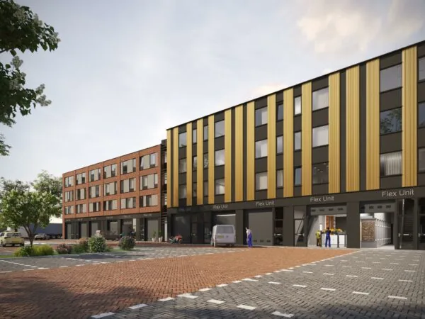 Modern bedrijfsgebouw aan de Treubstraat met flex units, roodbruine en goudkleurige gevels en bedrijvigheid op het plein.