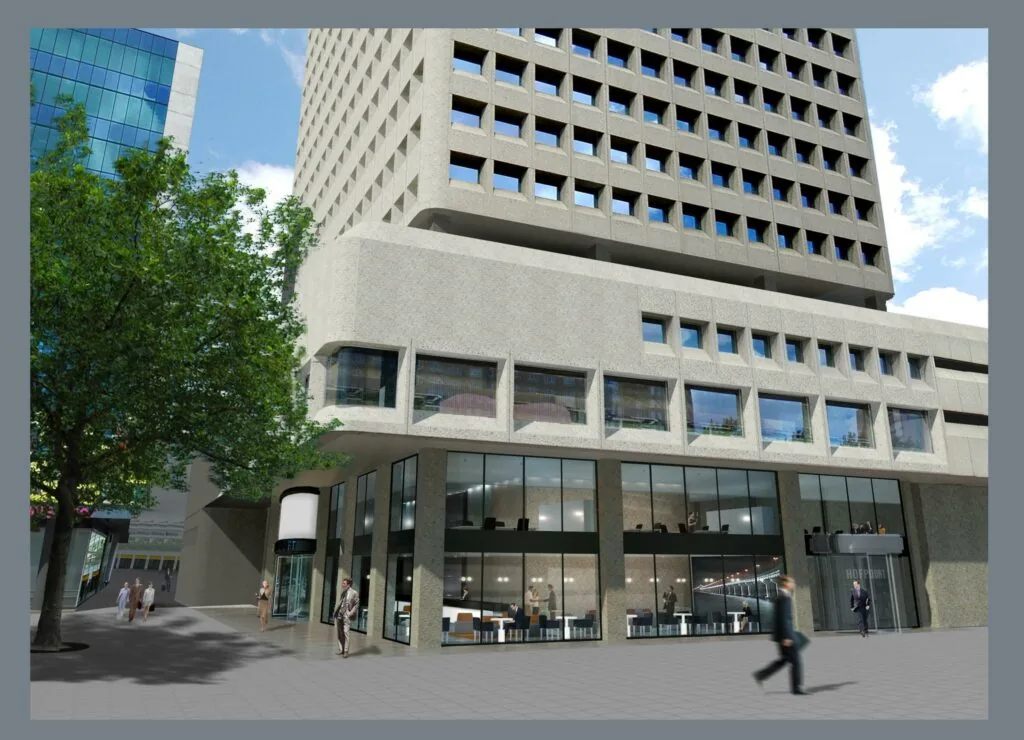 Straatbeeld van het Hofplein in Rotterdam met een modern kantoorgebouw en voorbijgangers.