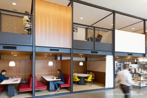 Moderne werk- en overlegruimte in Hofplein met open en gesloten zitplekken op twee niveaus.
