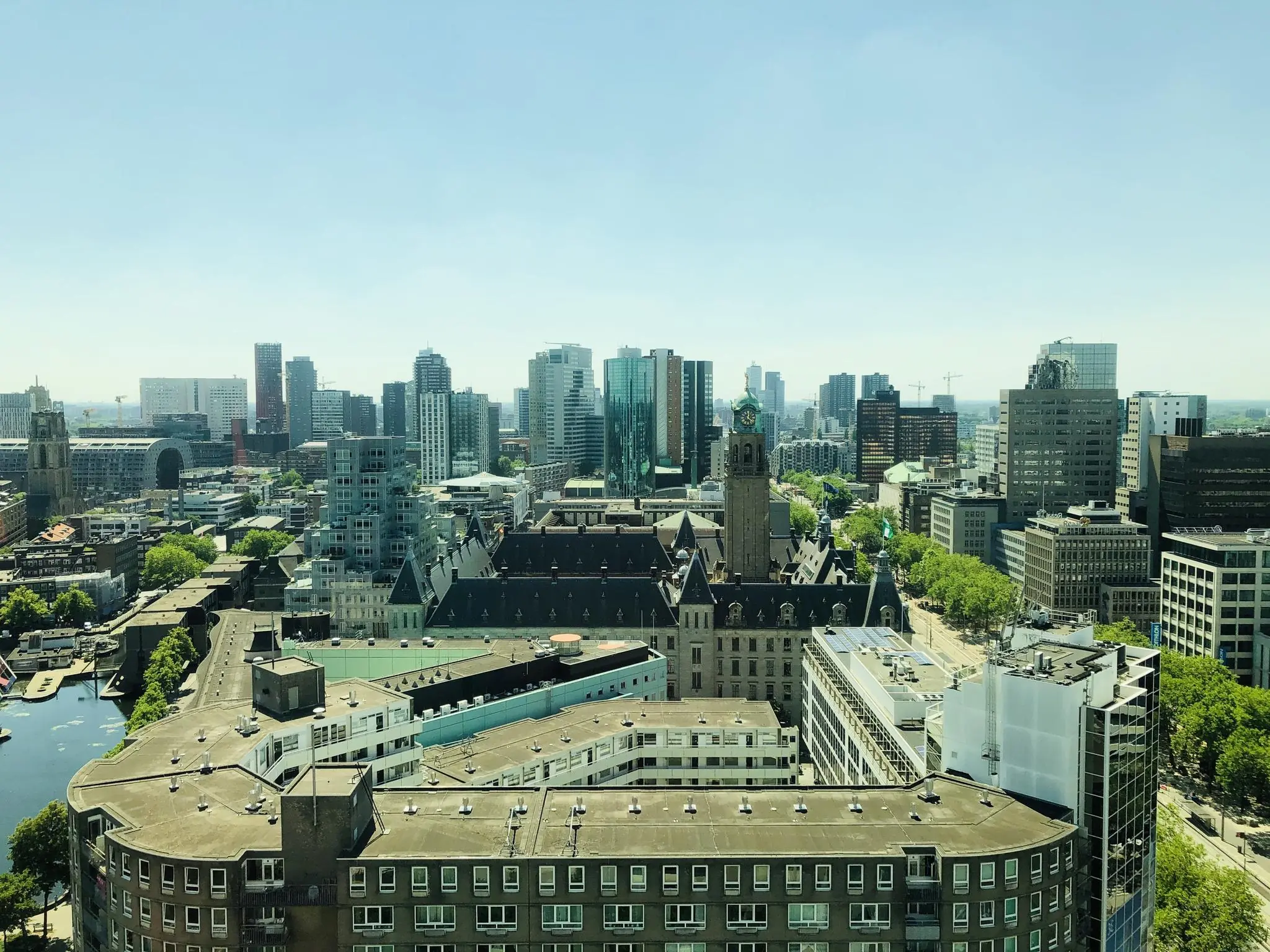 Luchtfoto van het Hofplein in Rotterdam met uitzicht op het stadhuis en de omliggende moderne hoogbouw.