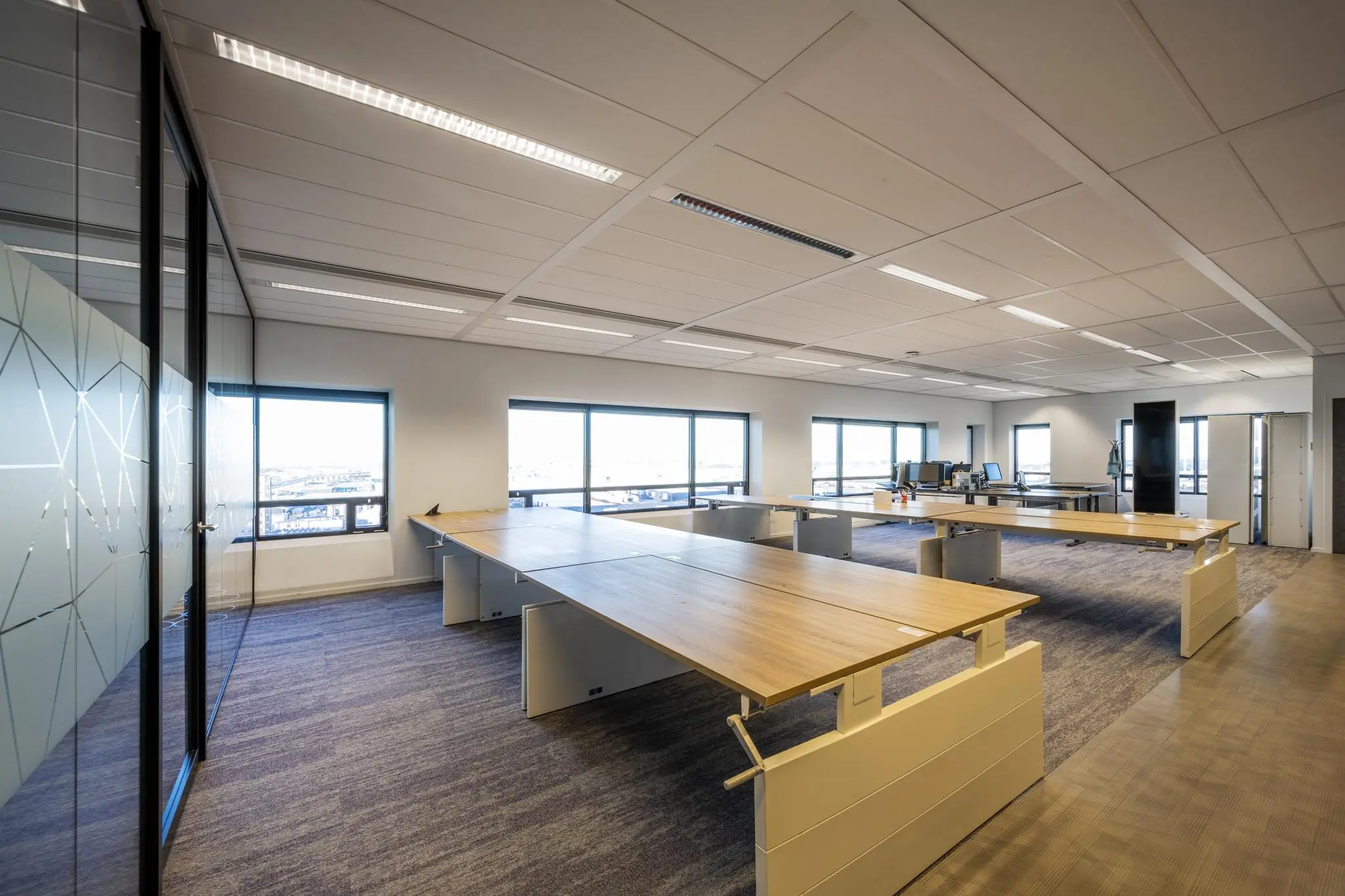 Moderne en ruime kantooretage aan de Radarweg met open werkplekken en grote ramen.