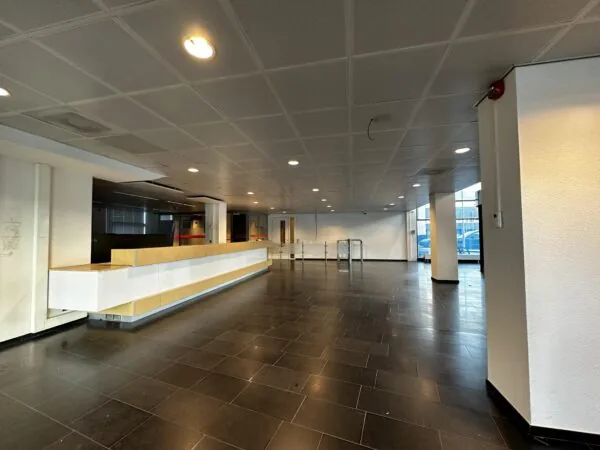 Moderne, lege ontvangsthal met lange balie aan de Europalaan.