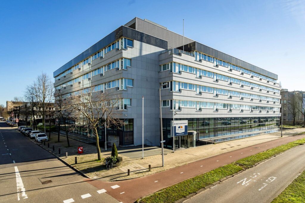 Kantoorgebouw aan de Europalaan in Utrecht met moderne gevel en grote raampartijen.