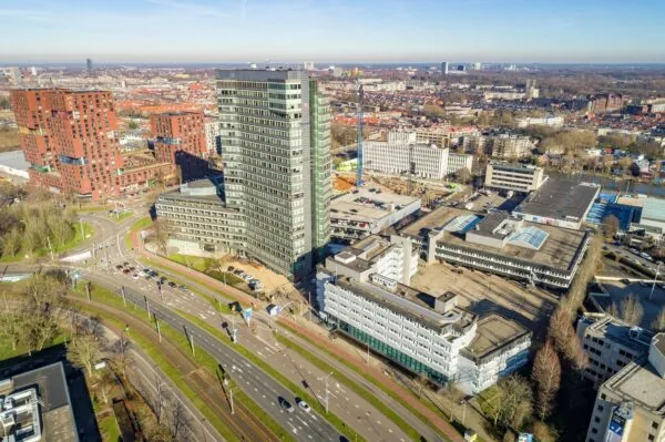 Luchtfoto van de Europalaan in Utrecht met moderne hoogbouw, wooncomplexen en infrastructuur.