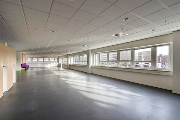 Lichte, lege kantoorruimte aan de Eendrachtlaan met grote ramen en systeemplafond.