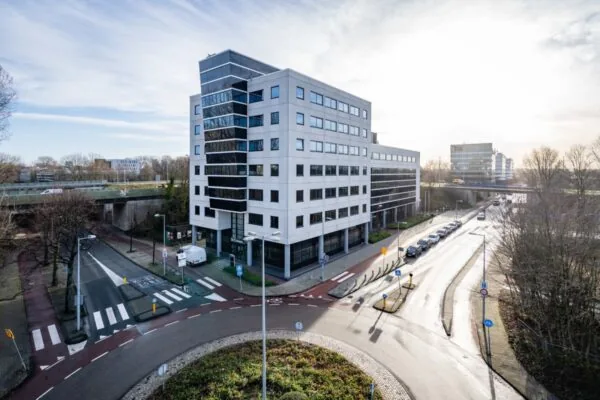 Kantoorgebouw aan de Overschiestraat in Amsterdam met omliggende wegen en infrastructuur.