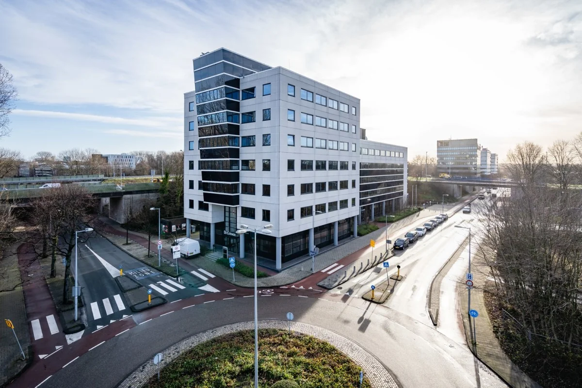 Kantoorgebouw aan de Overschiestraat in Amsterdam met omliggende wegen en infrastructuur.