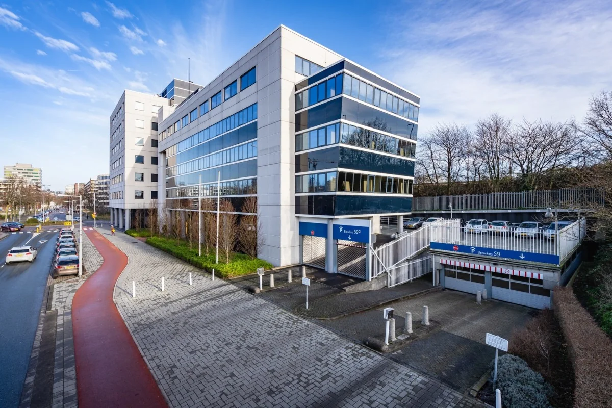 Modern kantoorpand aan de Overschiestraat met parkeergarage en fietspad in Amsterdam.