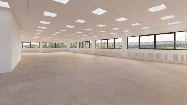 Lichte, leegstaande kantoorruimte aan de Zonnebaan met grote ramen en systeemplafondverlichting.
