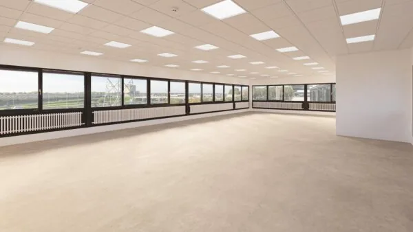 Licht, leeg kantoor met grote ramen aan de Zonnebaan in Utrecht.