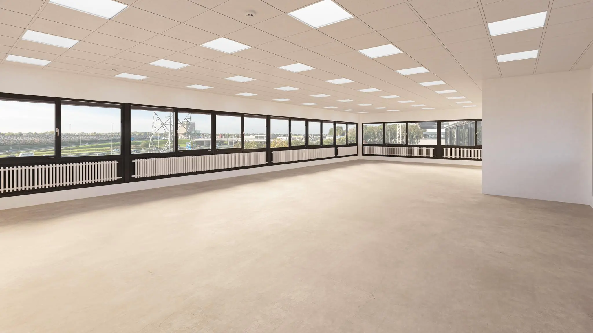 Licht, leeg kantoor met grote ramen aan de Zonnebaan in Utrecht.