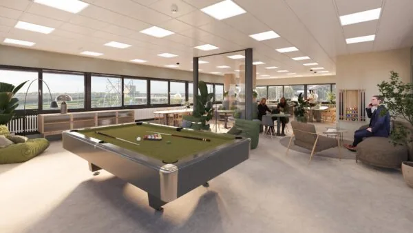 Moderne, open kantoorruimte aan de Zonnebaan met een pooltafel, loungehoek en werkplekken.