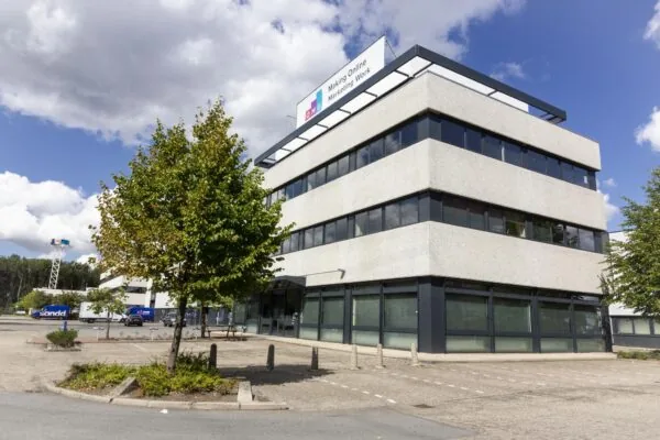 Modern kantoorgebouw aan de Zonnebaan met een bord van "OMG – Making Online Marketing Work" op het dak.