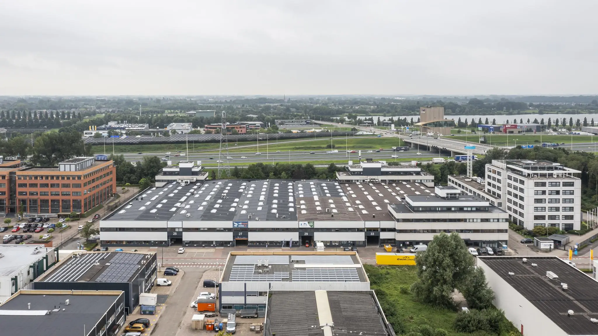 Luchtfoto van bedrijventerrein Zonnebaan in Utrecht met omliggende kantoor- en bedrijfsgebouwen langs de snelweg.