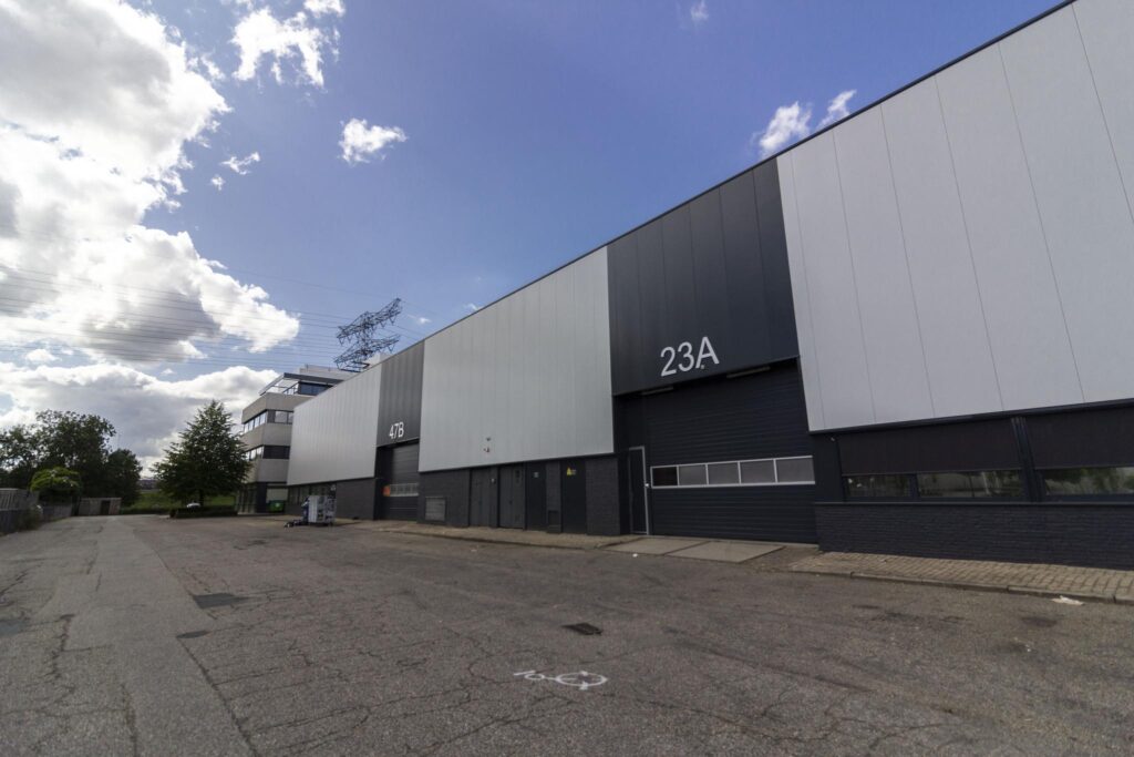 Bedrijfspand aan de Zonnebaan met unitnummers 23A en 47B in een industrieel gebied.