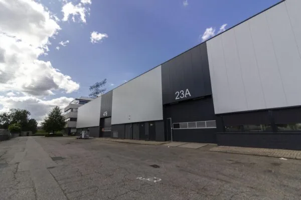 Bedrijfspand aan de Zonnebaan met unitnummers 23A en 47B in een industrieel gebied.