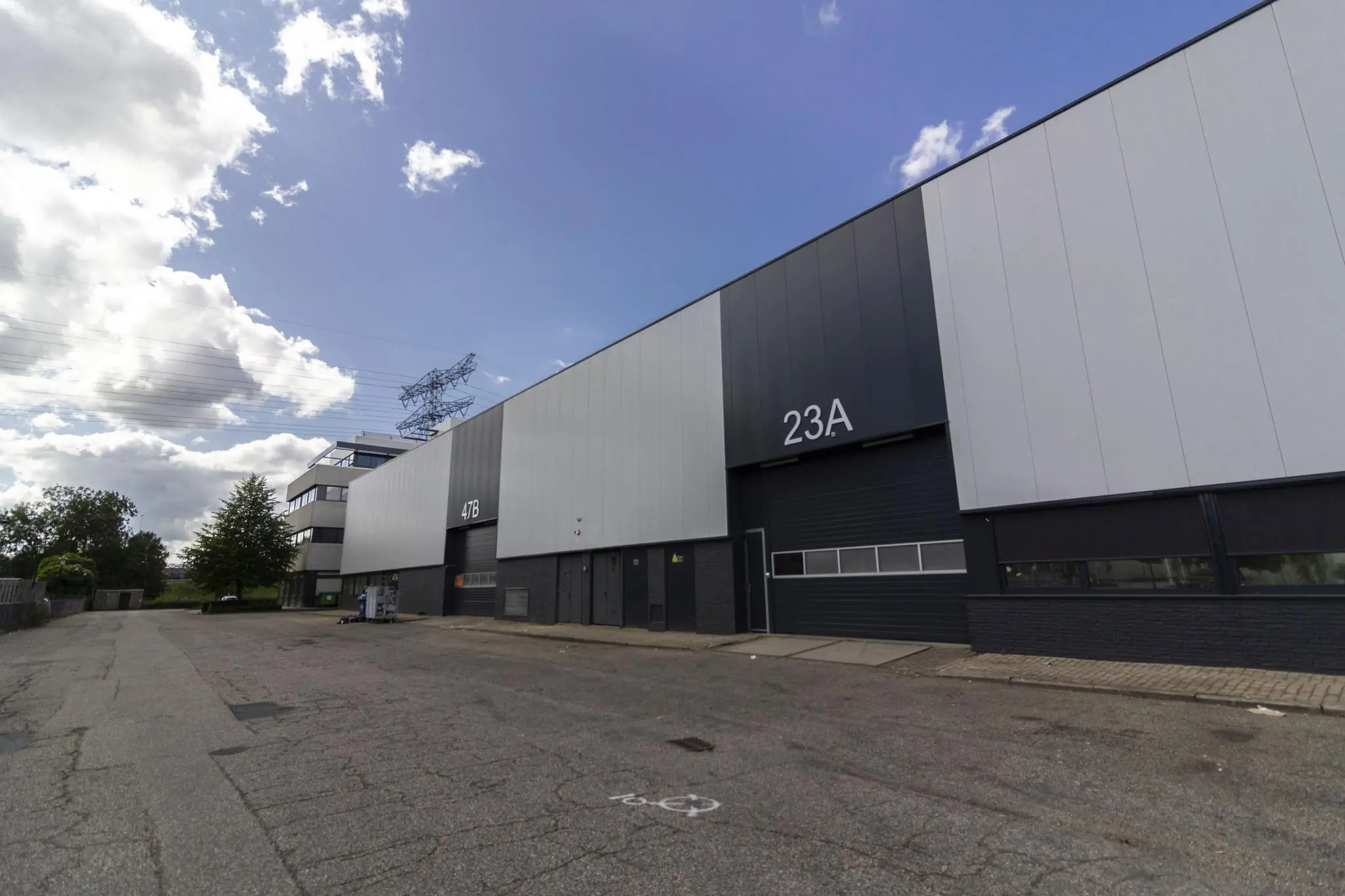 Bedrijfspand aan de Zonnebaan met unitnummers 23A en 47B in een industrieel gebied.