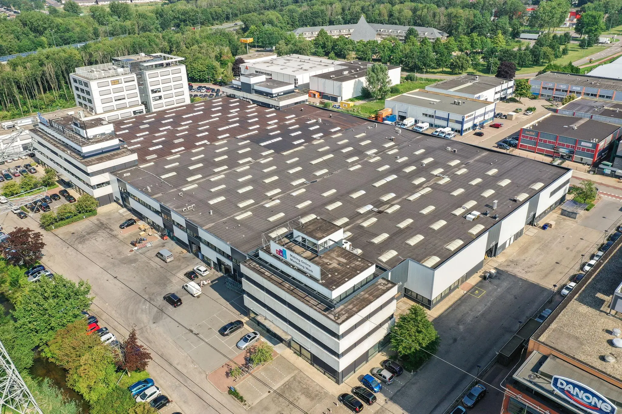 Luchtfoto van het industriële bedrijventerrein aan de Zonnebaan in Utrecht met onder andere het gebouw van CBRE.