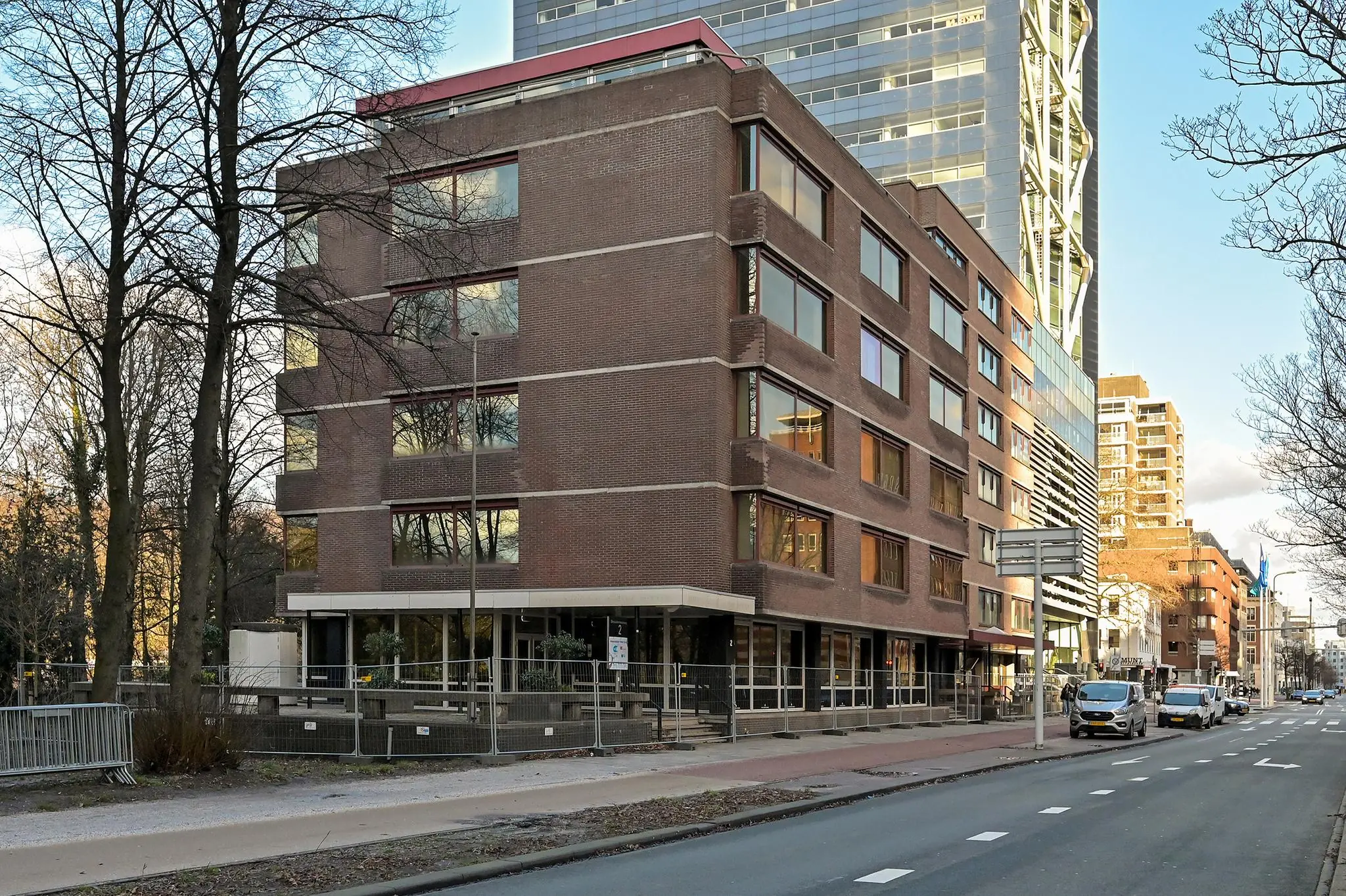 Kantoorgebouw aan de Bezuidenhoutseweg in Den Haag met bakstenen gevel en grote ramen langs een stadsweg.