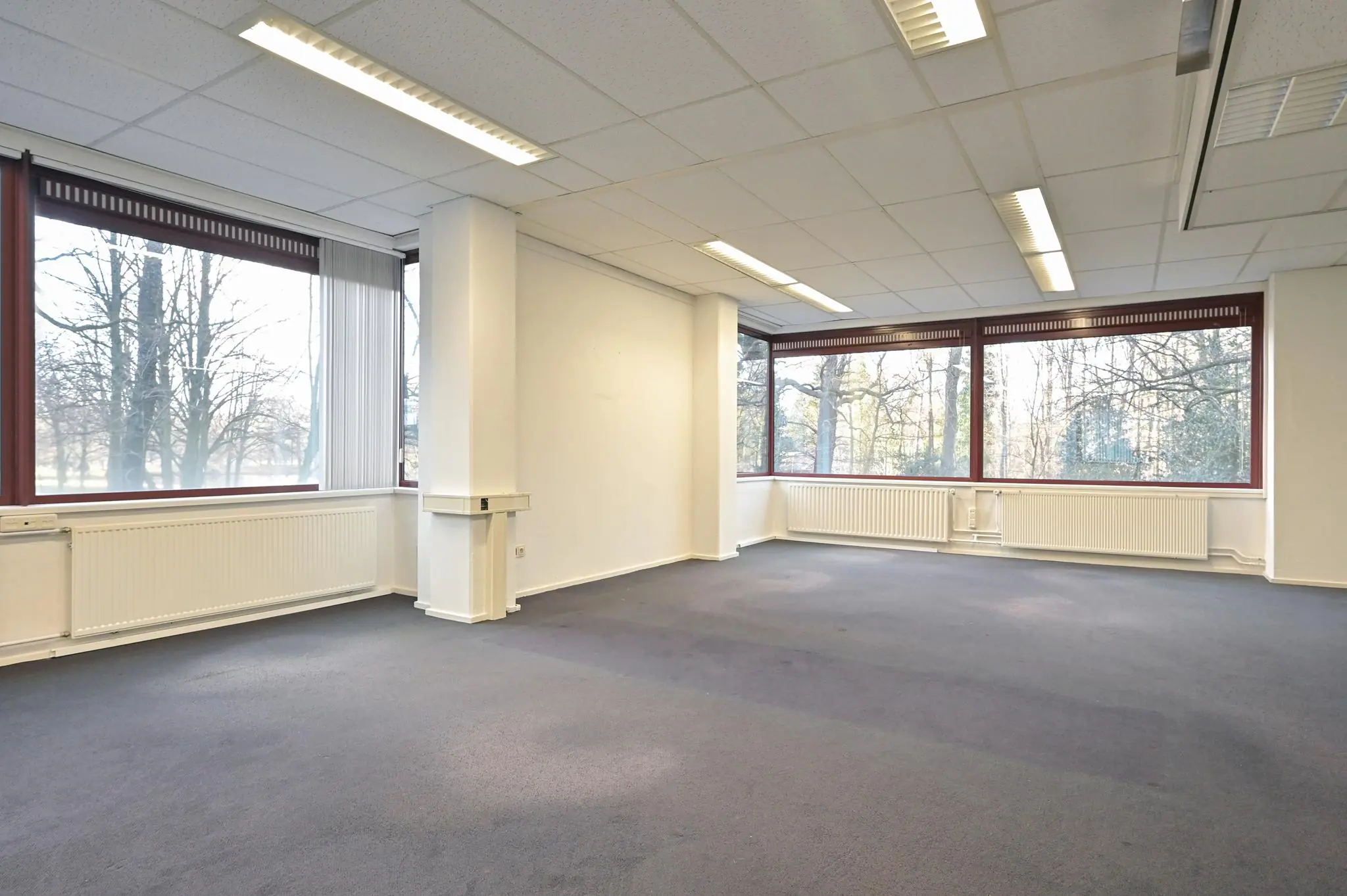 Licht en ruim leegstaand kantoor met grote ramen aan de Bezuidenhoutseweg.