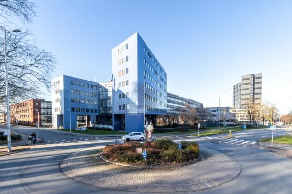 Modern kantoorgebouw aan de Oudlaan in Utrecht, gezien vanaf een rotonde met kunstobject.