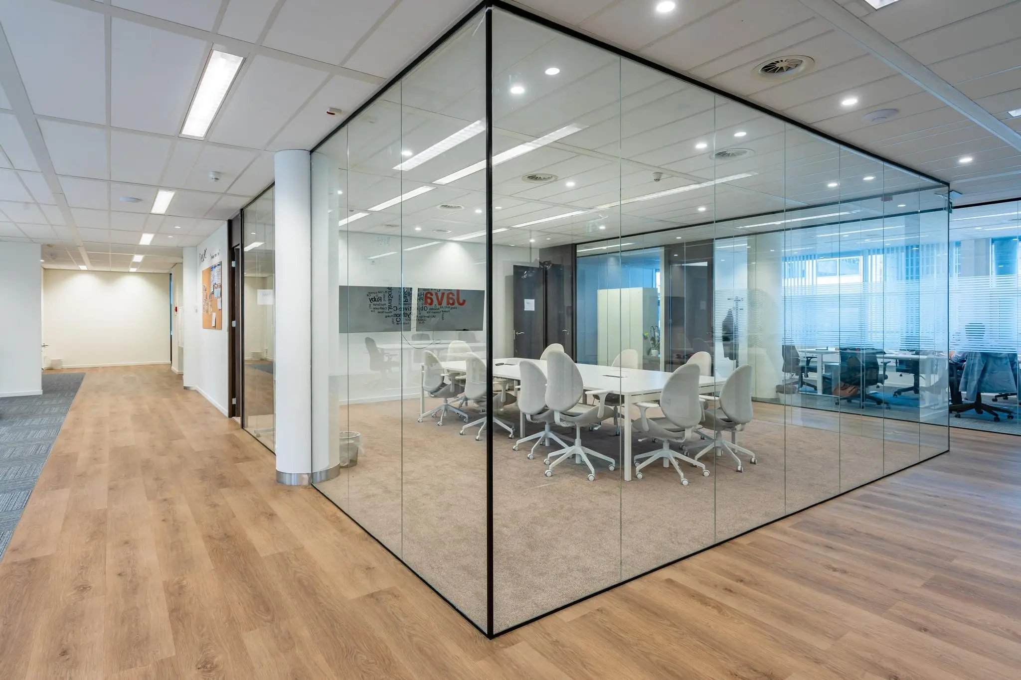 Moderne vergaderruimte met glazen wanden in een kantoorpand aan het Maanplein.