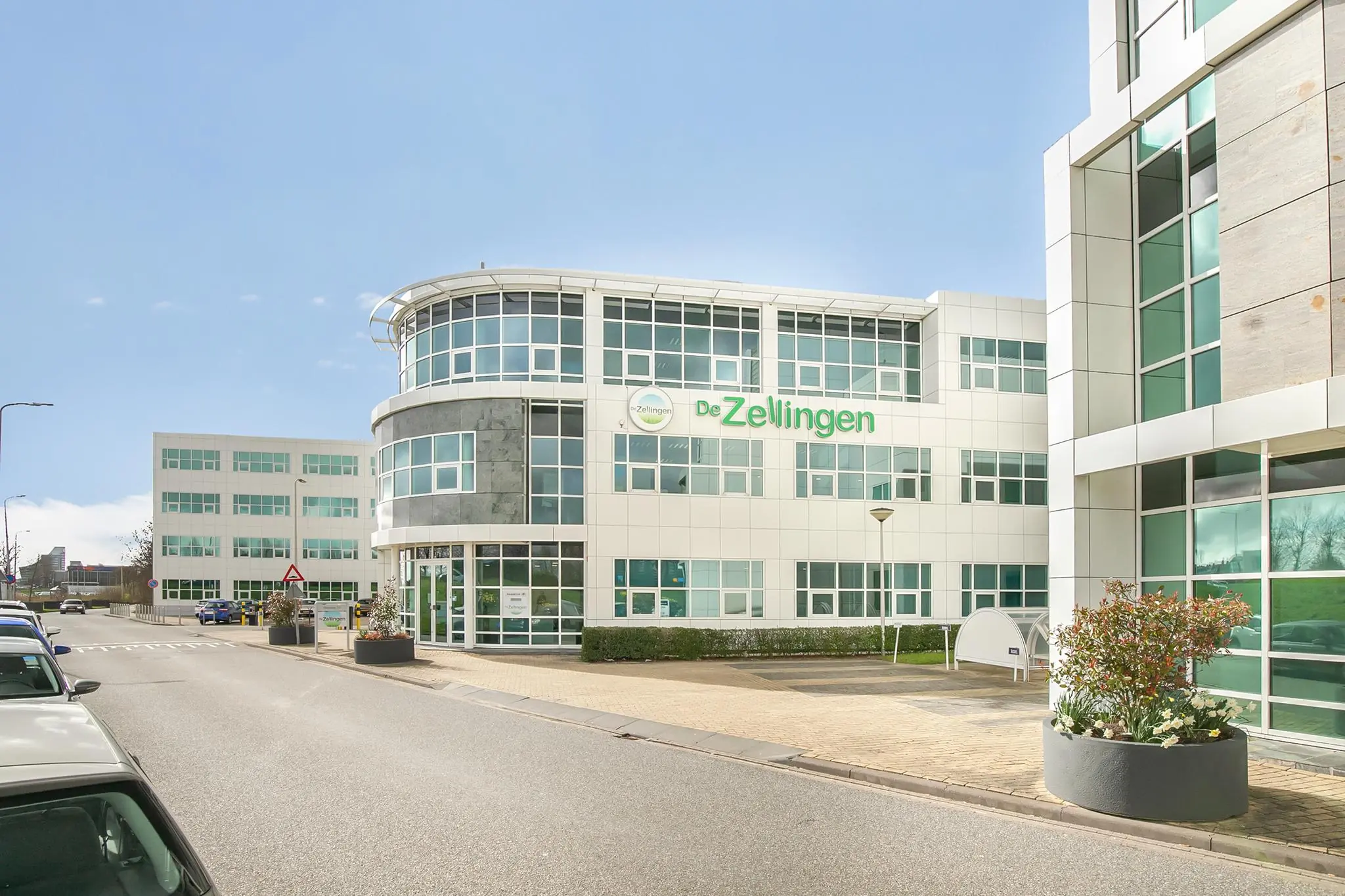 Moderne kantoorgebouwen aan de Rhijnspoor met prominent het pand van De Zellingen op de voorgrond.
