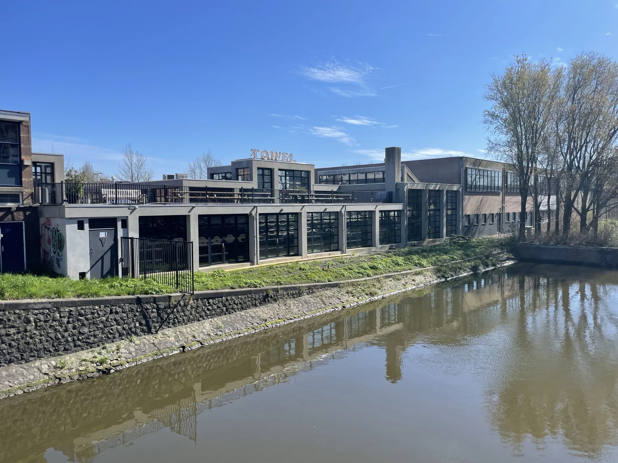 Gebouw van de Veemarkt in Mechelen, gelegen aan het water op een zonnige dag.