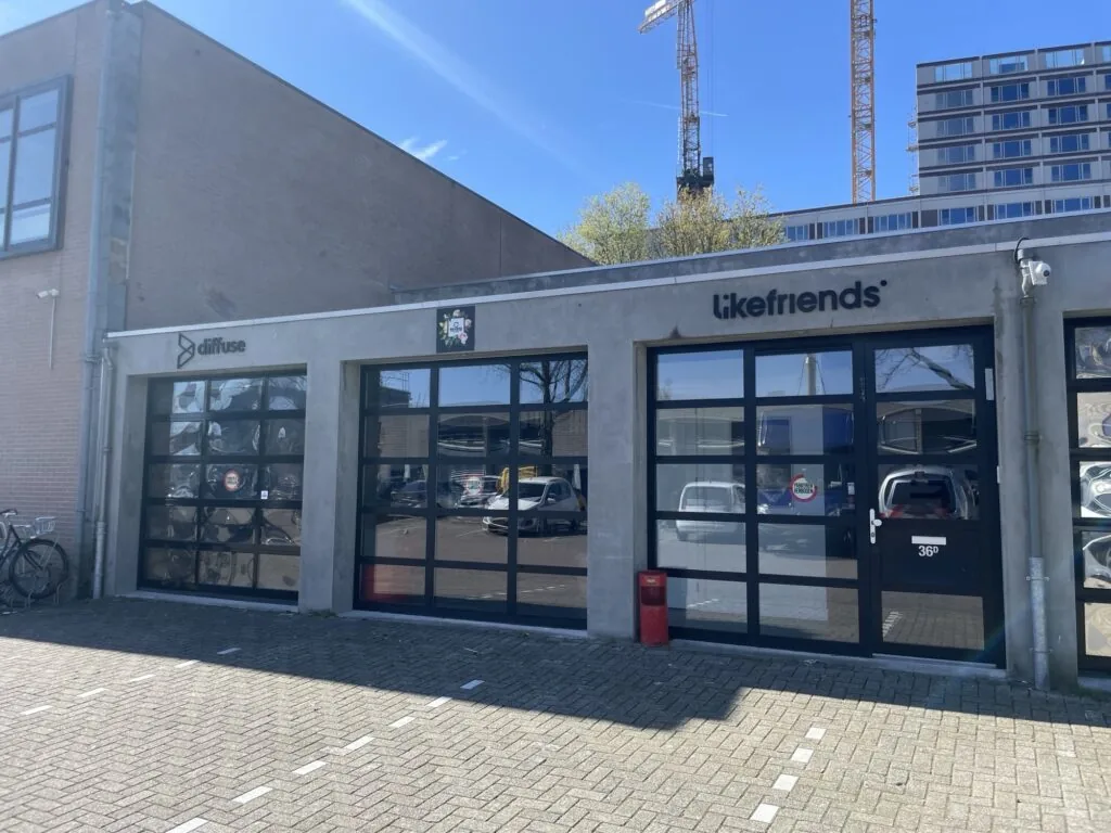 Voorgevel van een modern bedrijfsgebouw aan de Veemarkt met de logo's van Diffuse en Likefriends.