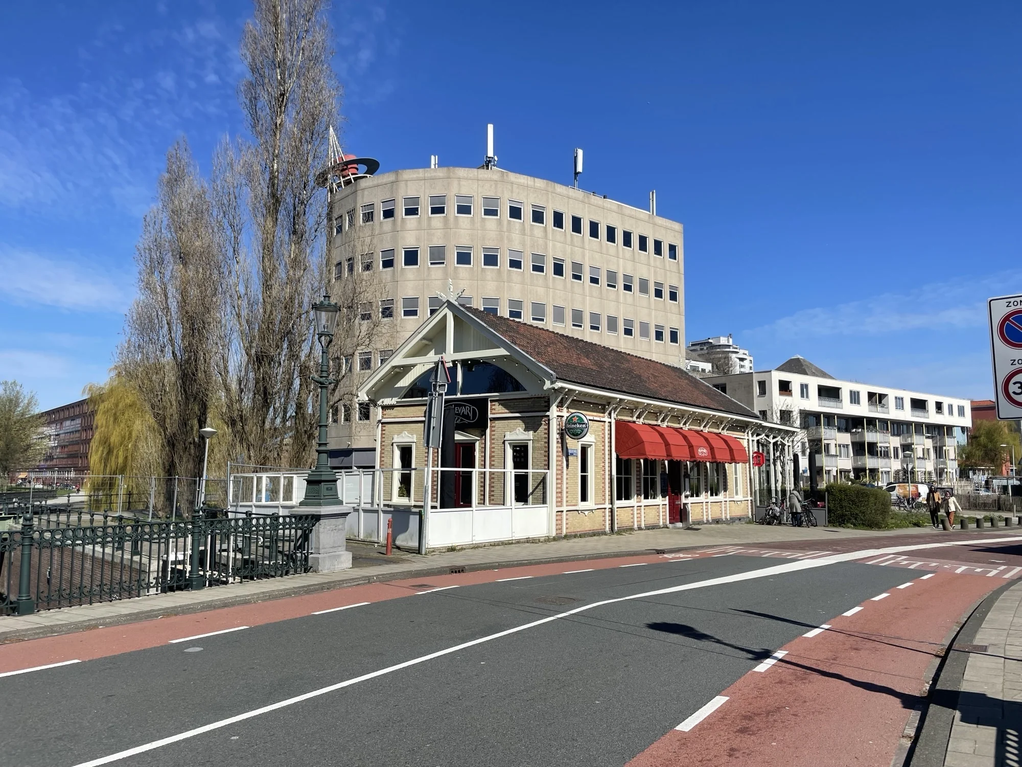 Straatbeeld van de Veemarkt in Zwolle met het horecapand van Brasserie Evi aan een brug en een kantoorgebouw op de achtergrond.