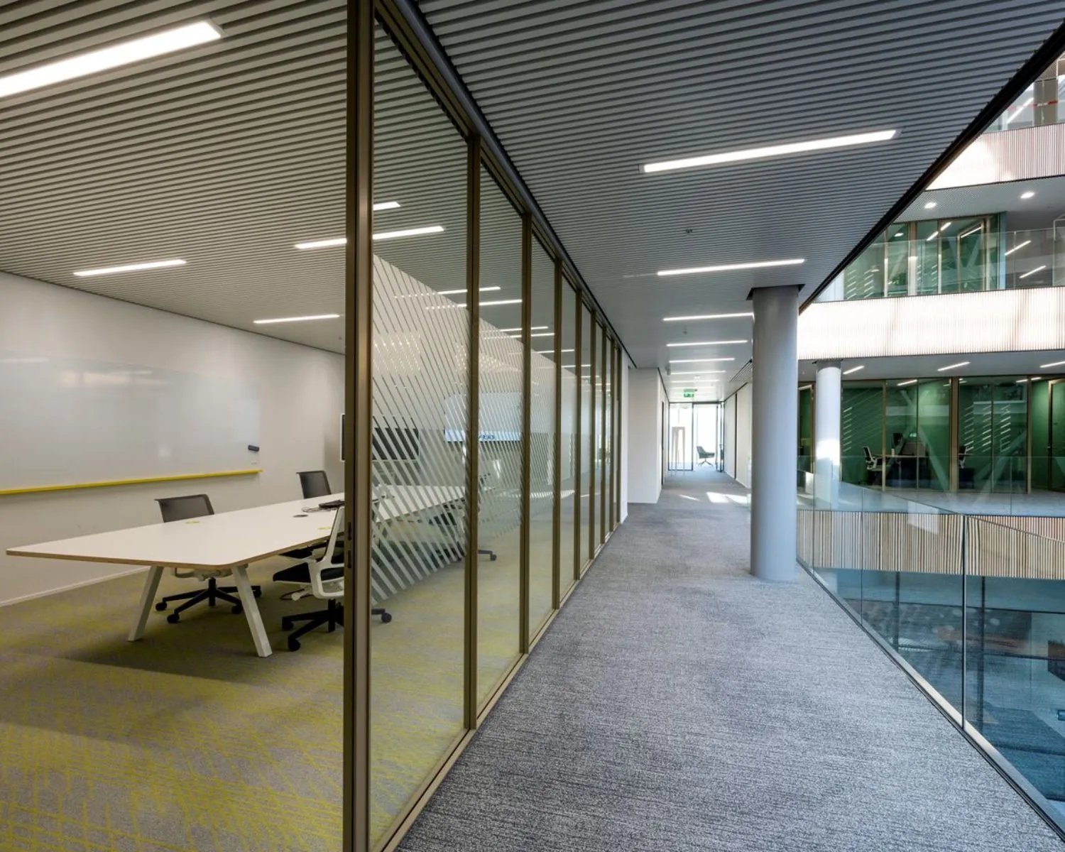 Moderne kantoorruimte met glazen wanden aan de Taurusavenue 165 in Hoofddorp.