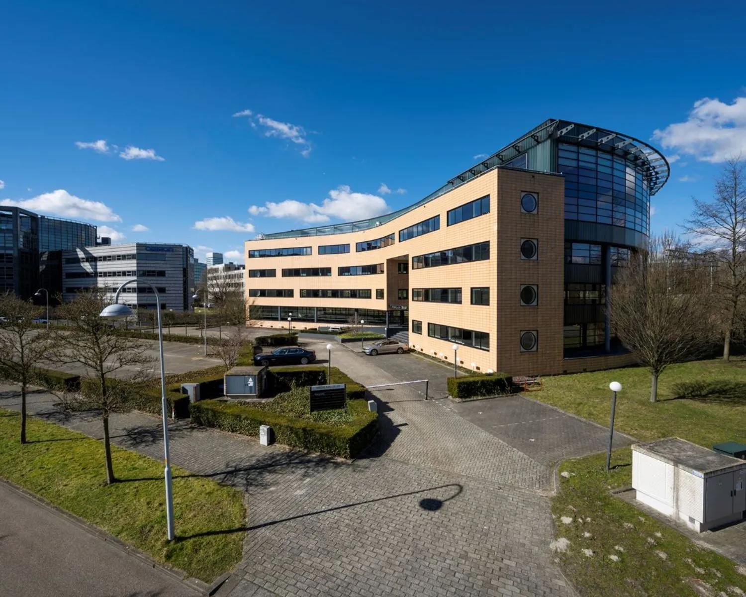 Kantoorgebouw aan de Wegalaan 35 in Hoofddorp met moderne architectuur en parkeerterrein op de voorgrond.