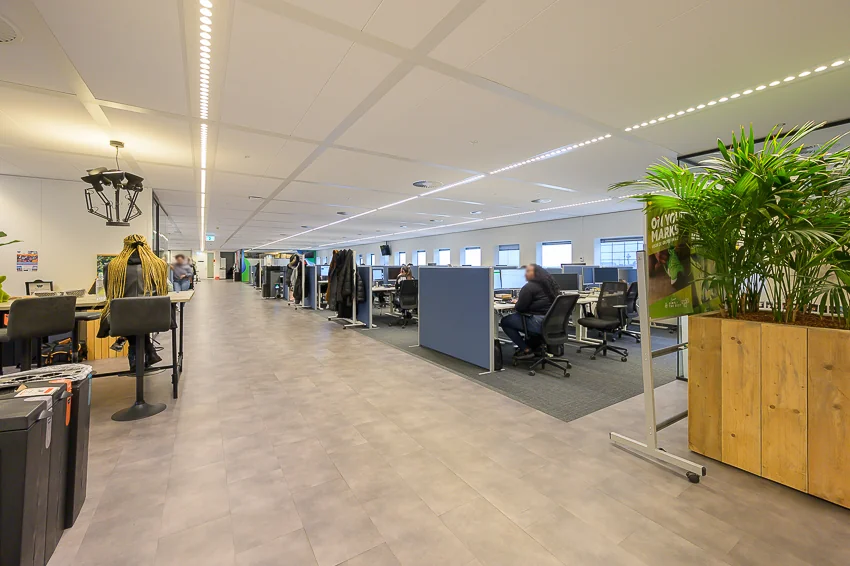 Modern kantoorinterieur aan het Weena met open werkplekken, flexplekken en veel natuurlijk licht.