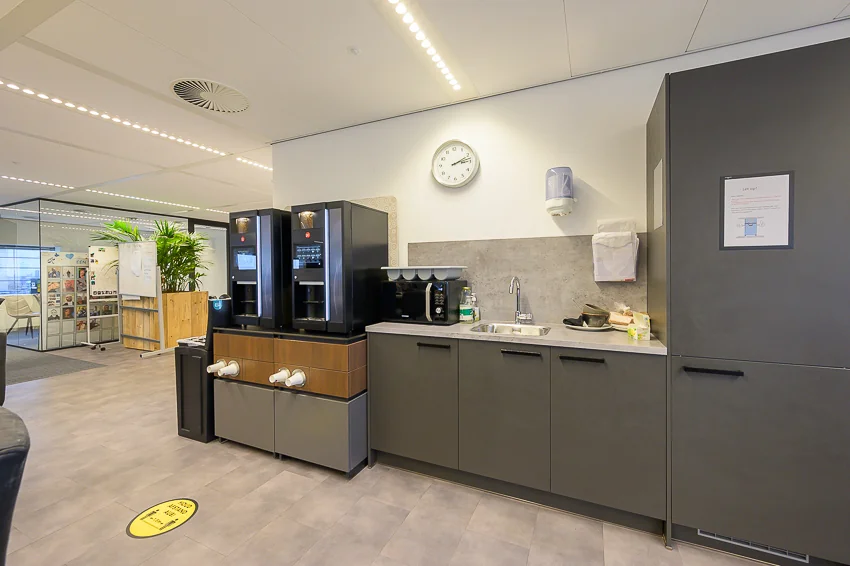 Moderne kantoorkeuken met koffieautomaten, spoelbak en opbergruimte aan de Weena.