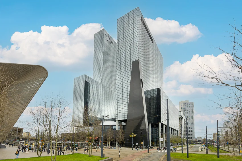 Modern kantoorcomplex aan het Weena in Rotterdam met hoge glazen torens naast het centraal station.