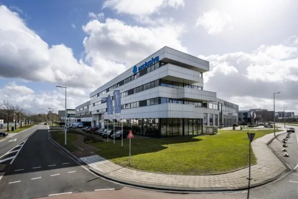 Modern kantoorpand van Exclusiva aan de Dynamostraat met parkeerplaats en omliggende wegen.