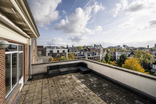 Dakterras aan de Herengracht met uitzicht over de historische panden van Amsterdam.