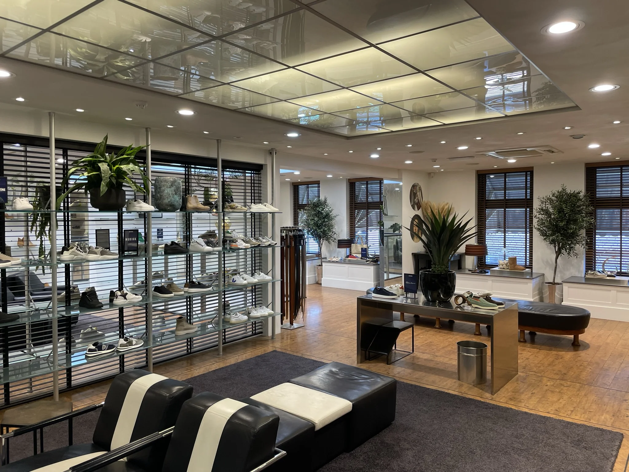 Luxe en modern interieur van schoenenwinkel Molendijk met uitgestalde herenschoenen en stijlvolle inrichting.