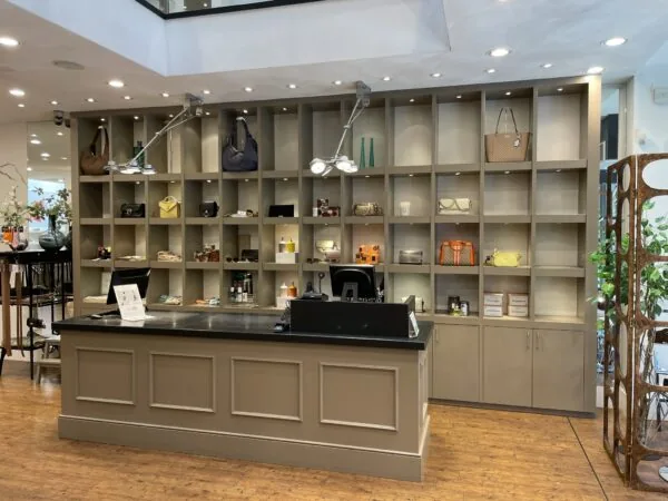Balie met displays van tassen, accessoires en verzorgingsproducten in een moderne winkel aan de Molendijk.