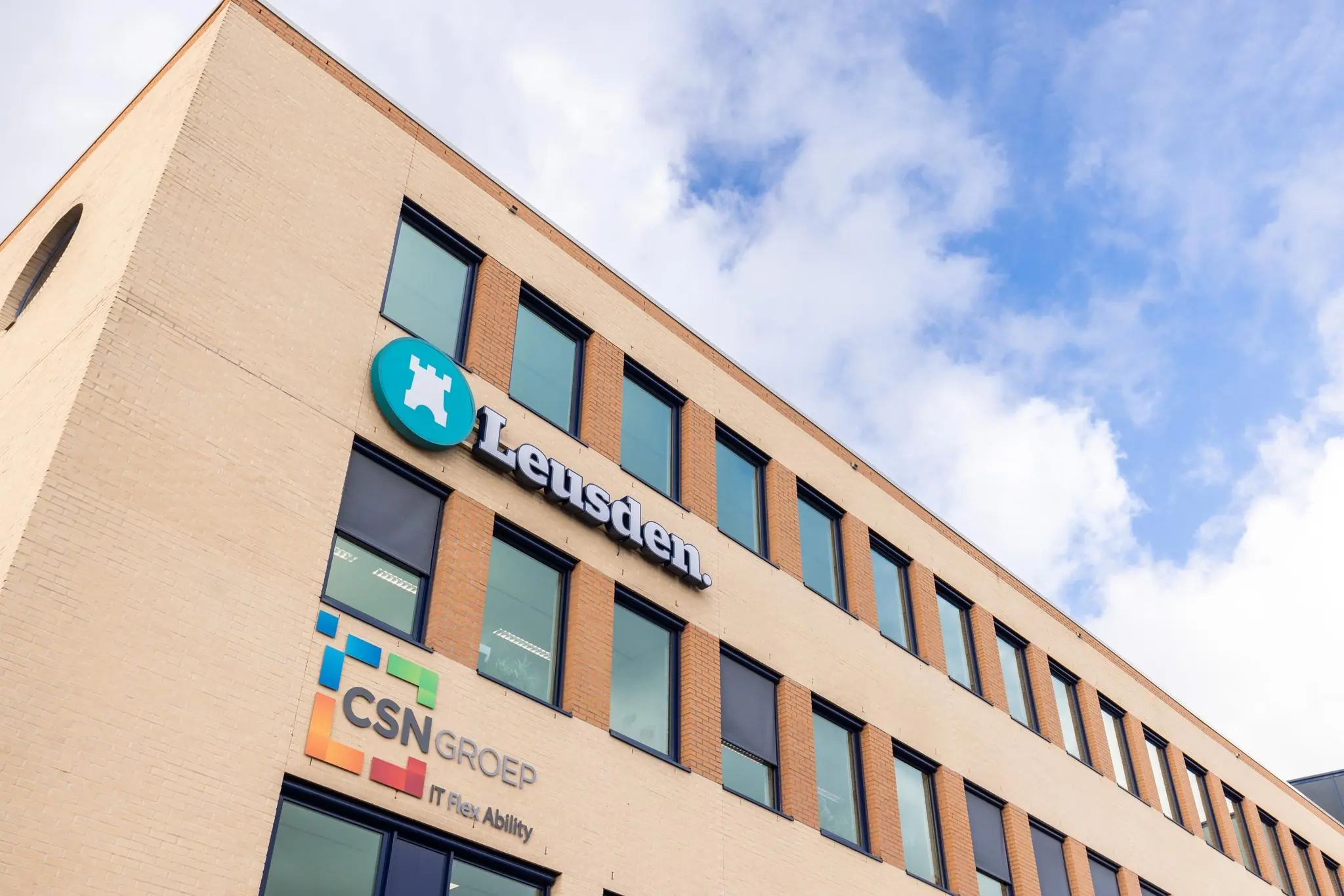Kantoorgebouw aan de Fokkerstraat in Leusden met logo's van de gemeente Leusden en CSN Groep.
