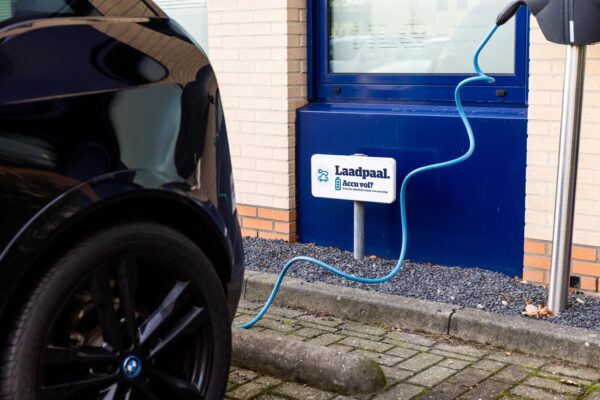 Elektrische auto wordt opgeladen bij een laadpaal aan de Fokkerstraat.